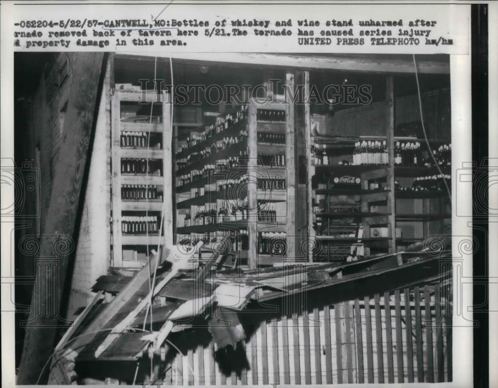 1957 Press Photo Cantwell, Mo.tavern after a tornado ripped back wall off - Historic Images