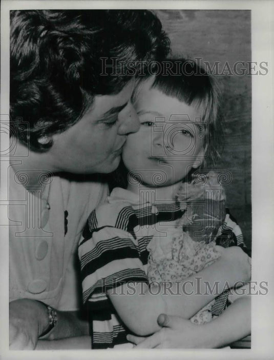 1952 Press Photo Lost Child Little Miss Q & Officer Barbara Hanley - nea33022 - Historic Images