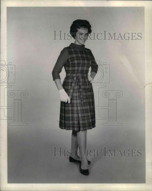 1964 Press Photo A model in new fashions in plaid - nea34043 - Historic Images