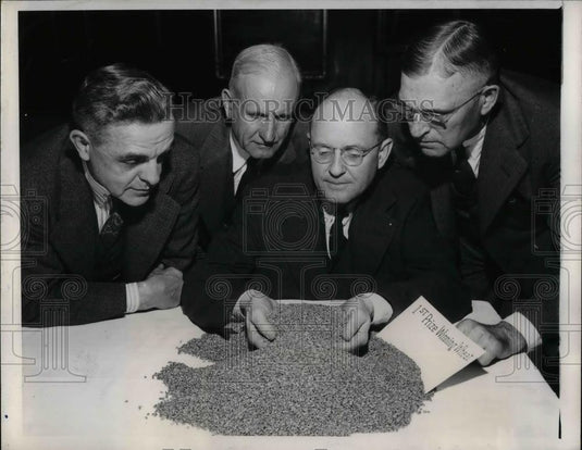 1946 Press Photo Luther F. Givens winner of Best wheat Pillsbury contest - Historic Images