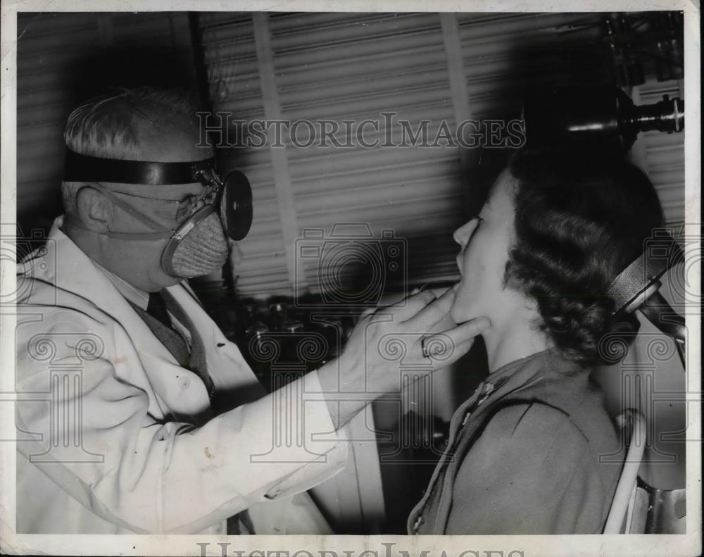 1940 Press Photo Dr. T.L. Story Wearing Protective Mask - nea32645 - Historic Images