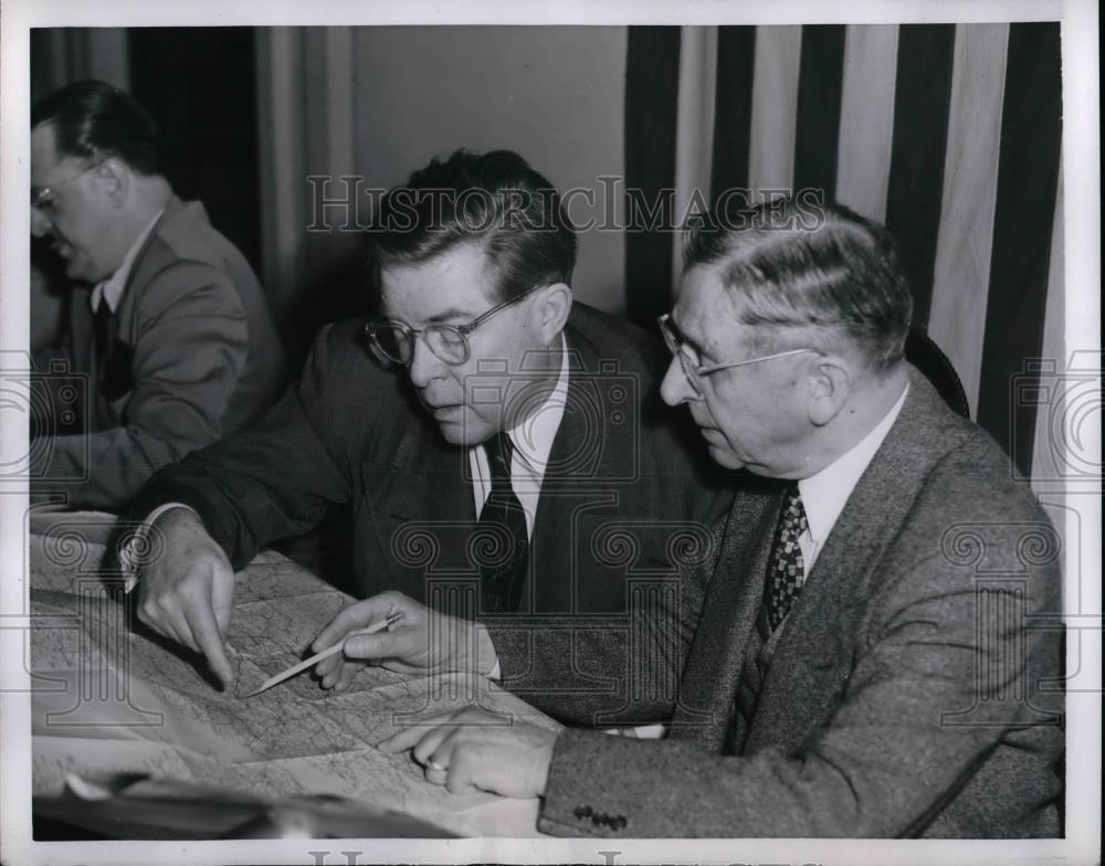 1952 Press Photo Rep Ra Madden & Rep George Dondero with map - nea32559 - Historic Images