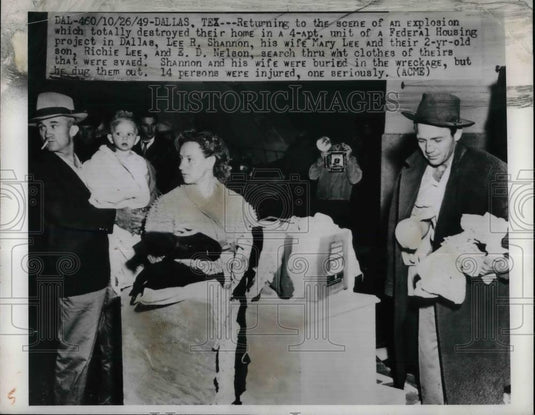 1949 Press Photo Lee & Mary Lee Shannon returning to their totally destroyed - Historic Images
