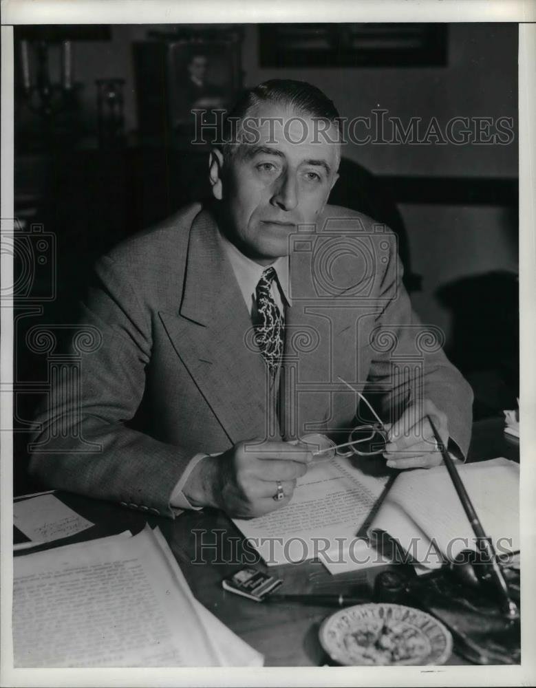 1944 Press Photo Lloyd Wright Charlie Chaplin's Attorney - nea33102 - Historic Images
