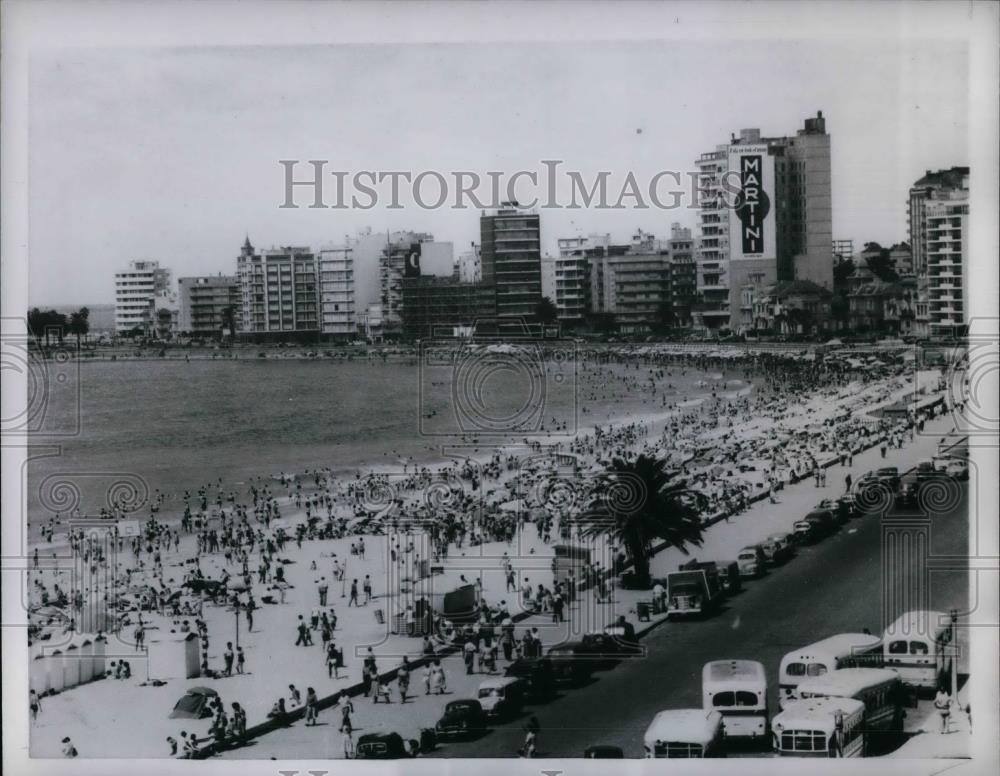 1960 Press Photo Monteveido, Uruguay beach scene - nea30318 - Historic Images