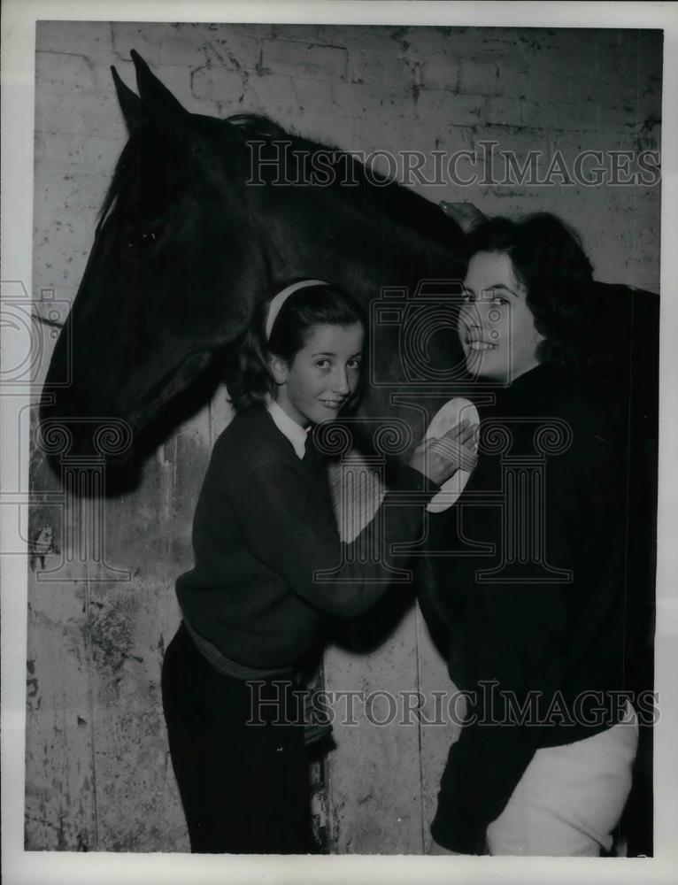 1962 Press Photo Rel Shard help her sister Bee brush and Exercise &quot;Lopillon&quot;. - Historic Images