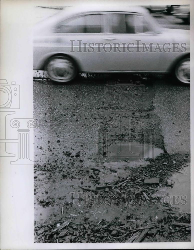 1970 Press Photo hole in the Road. - nea31497 - Historic Images