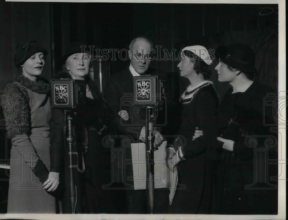 1933 Press Photo Members Of Chicago Society Appear On Radio Show - nea31604 - Historic Images