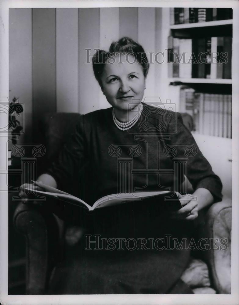 1953 Press Photo Writer, Mis Virginia Chase - Historic Images