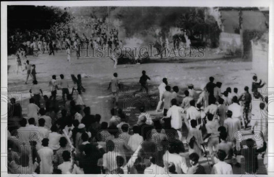 1969 Press Photo Pro & anti government factions clash in the Empress Market - Historic Images