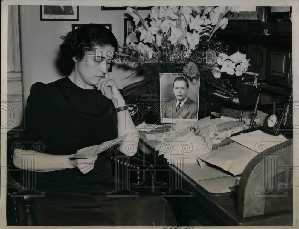 1941 Press Photo Mrs William D. Byron, widow of white House staffer - nea33481 - Historic Images