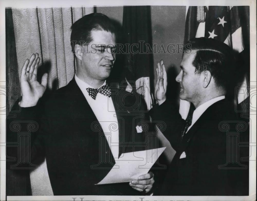 1951 Press Photo Blair Moody taking oath of office from Gov. G. Mennen Williams - Historic Images