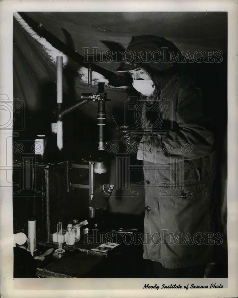 1951 Press Photo Snow Crystals Beauty & Geometric Pattern Captured For Film - Historic Images
