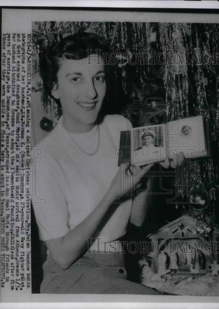 1955 Press Photo Mrs.Helen Donashoe hold a photo of husband a Navy Fighter Pilot - Historic Images