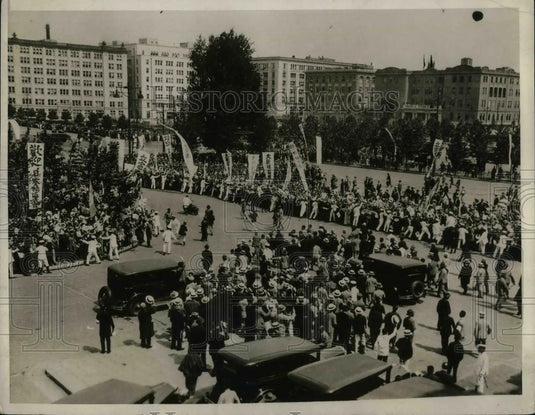 1930 Press Photo The entourage of Reijiro Wakatsuki given a heroes welcome - Historic Images