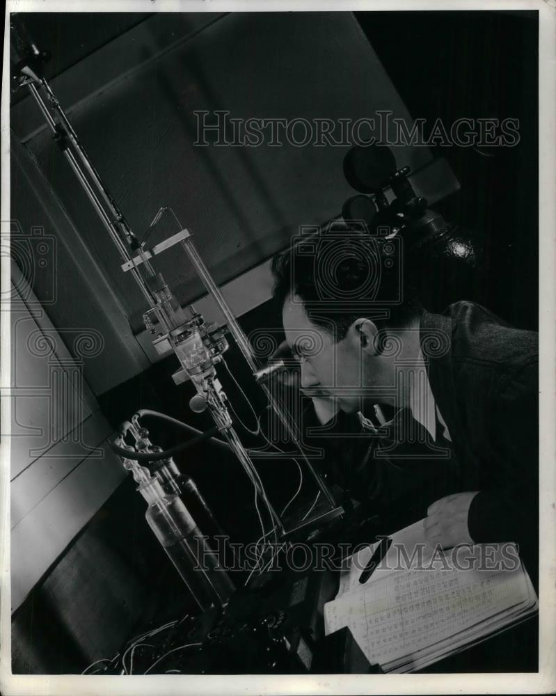 1941 Press Photo Westinghouse Research Chemist A Langer Works With Polanograph - Historic Images