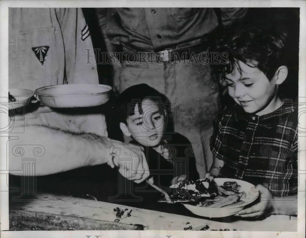 1944 Press Photo French youngsters get hot dogs &amp; raisin pie from G.I.s - Historic Images