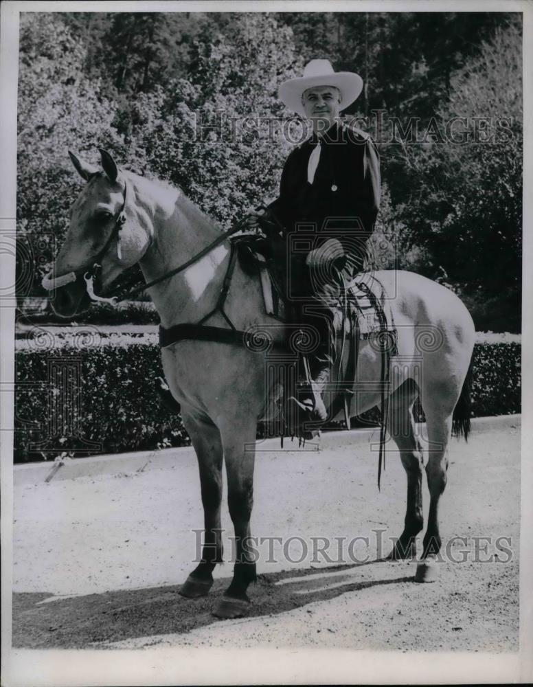 1943 Press Photo Gov. John W.Bricker of Ohio in the black Hills of Wyoming. - Historic Images