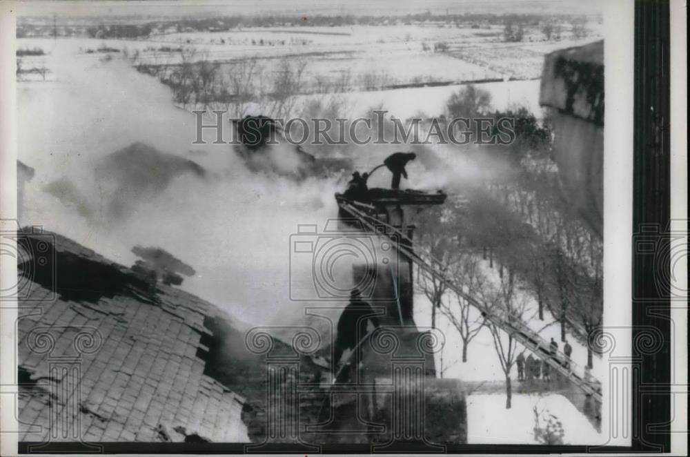 1958 Press Photo Firemen Battle Blaze at Lincoln State Mental hospitla - Historic Images
