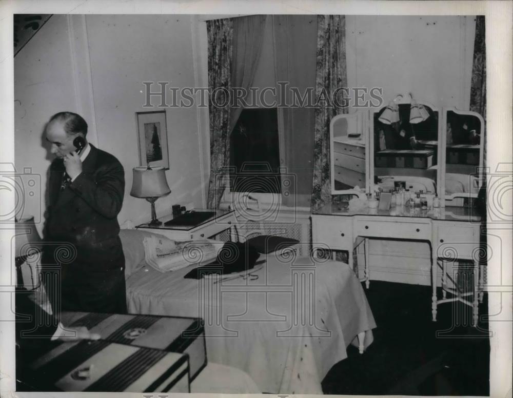 1944 Press Photo NYC Drake Hotel, detective John Sullivan - nea32792 - Historic Images