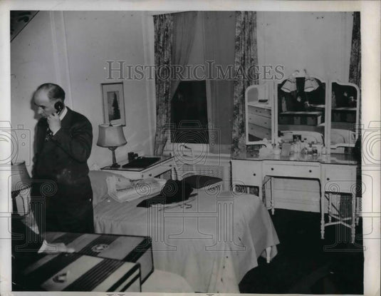 1944 Press Photo NYC Drake Hotel, detective John Sullivan - nea32792 - Historic Images