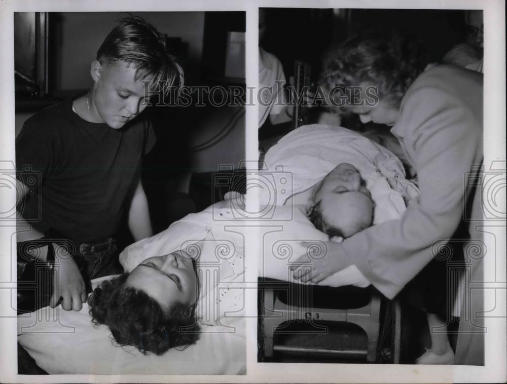 1949 Press Photo George Vasko Jr. HOlds his mothers purse St. Anne's Hospital - Historic Images