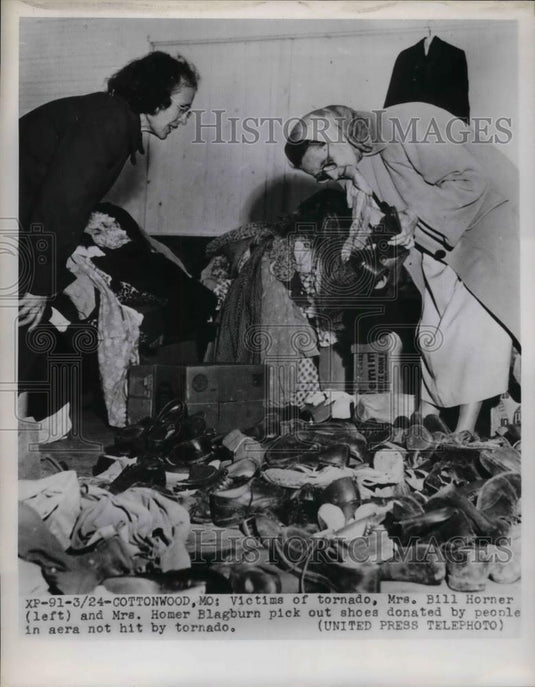 Press Photo Victims of Tornado Mrs. Bill HOrner Mrs. HOmer Blagburn picking - Historic Images