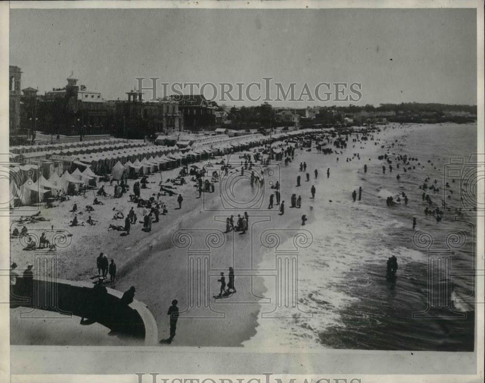 1929 Press Photo Beach scene in Montevideo, Uruguay - nea30324 - Historic Images