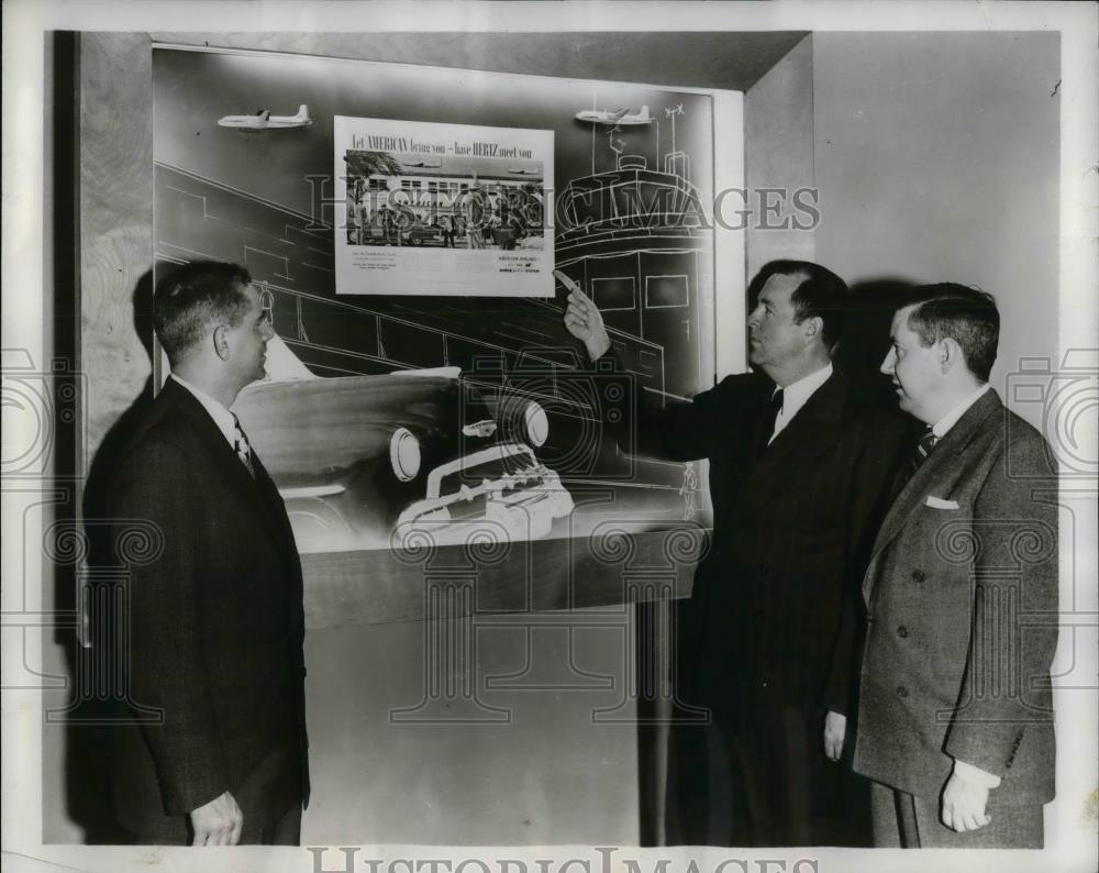 1952 Press Photo B. Holmes, advertising mgr for Hertz Driv-Ur-Self System with - Historic Images