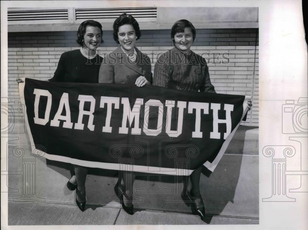1961 Press Photo Dartmouth boosters Mrs Oberndorf,Mrs Richardson, Mrs Huffman - Historic Images
