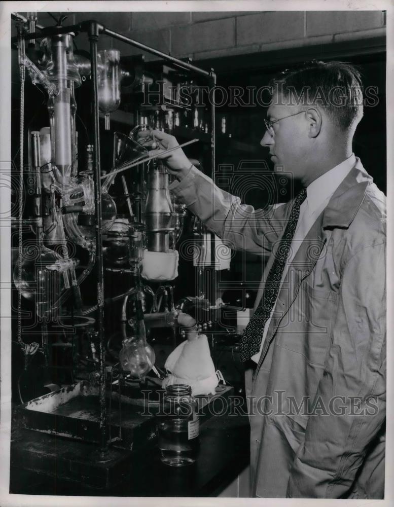 1947 Press Photo Dr. James G. Baxter of Distillation Products, Inc., Rochester - Historic Images