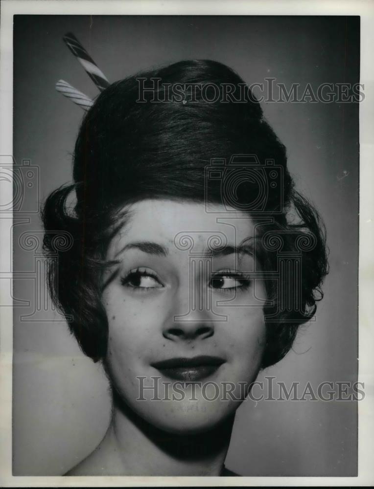 1961 Press Photo Model showing off the new &quot;Twist&quot; hairstyle - nea19460 - Historic Images