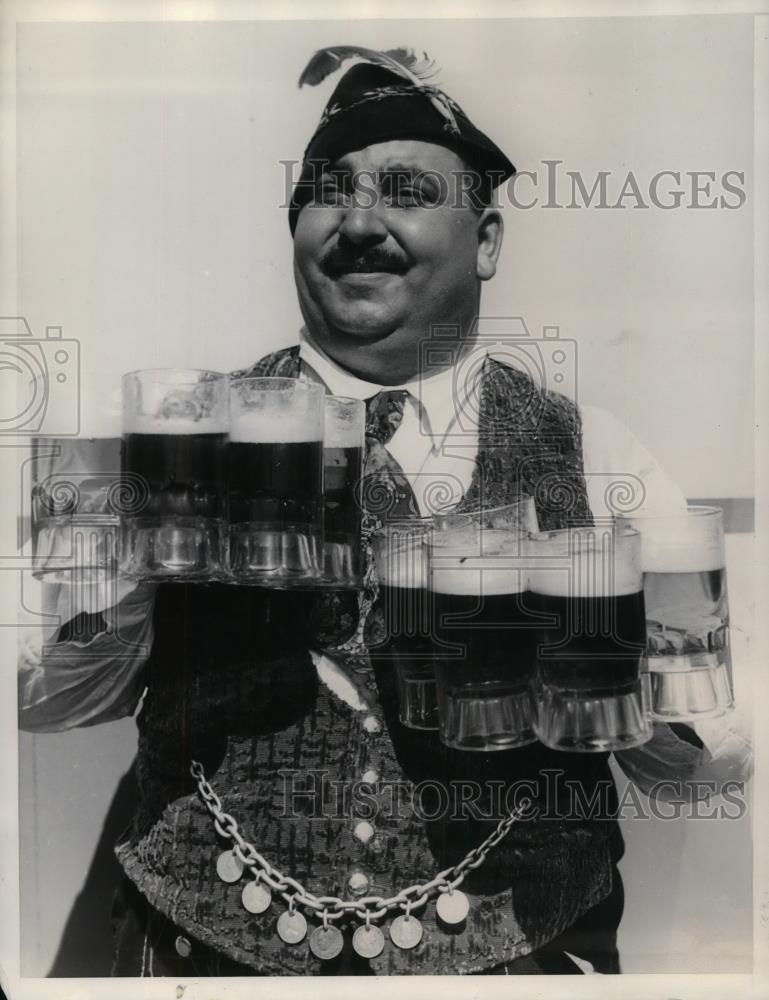 1935 Press Photo Max Etkorn, singing waiter in "Bavaria" - nea33322 - Historic Images