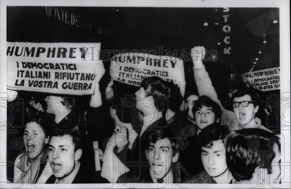 1967 Press Photo Demonstrators Protest Against Vice President Hubert Humphrey - Historic Images