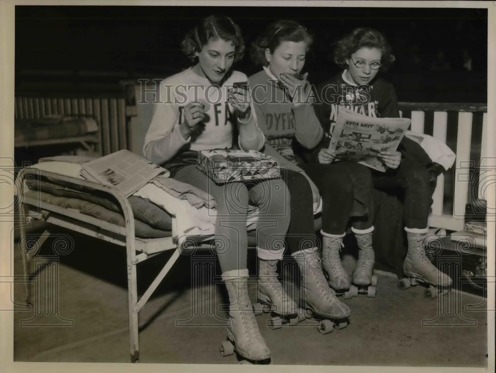 1936 Press Photo Elizabeth Hoover,Gene Vizenu,Ivy King Sitting On Bench - Historic Images