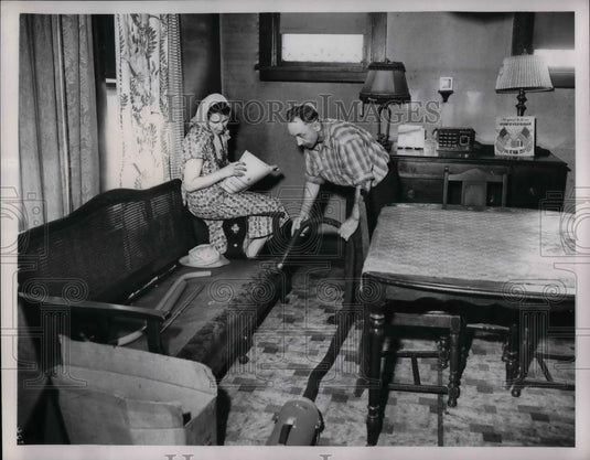 1953 Press Photo Mr & Mrs Henry Scheuermann at their home - nea32831 - Historic Images