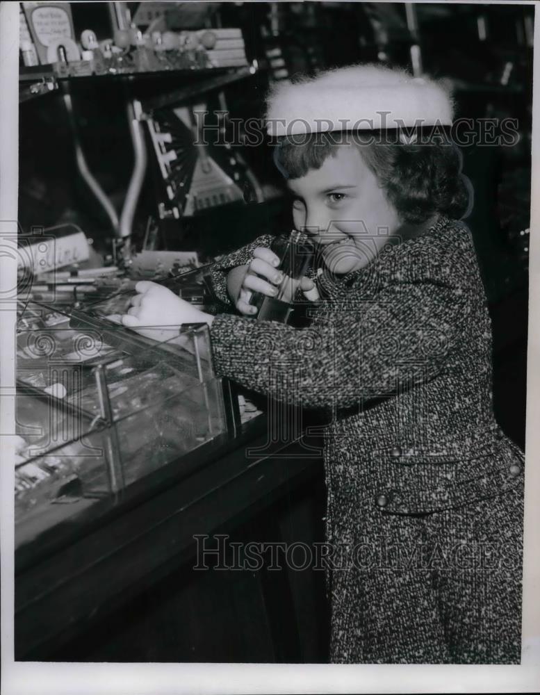 Press Photo Nancy Huber Age 6 Shopping - nea31528 - Historic Images