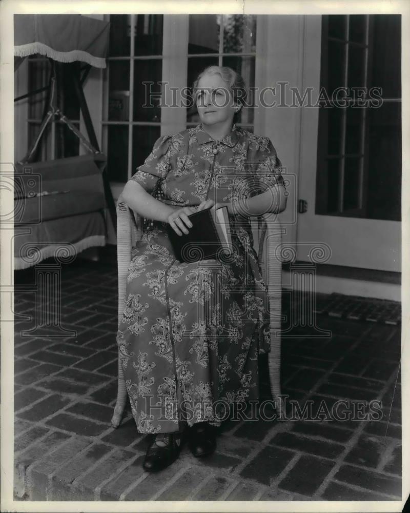 1938 Press Photo Mrs Harry Crosby Sr at her home - nea33831 - Historic Images