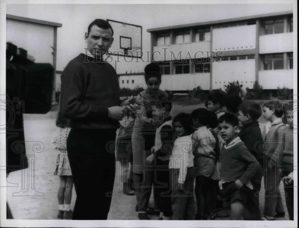 1963 Press Photo Mr John J. Desmond &amp; schoolchildren - nea31190 - Historic Images