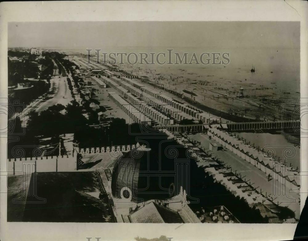 1930 Press Photo Lido, one of the world&#39;s most famous bathing beaches located in - Historic Images