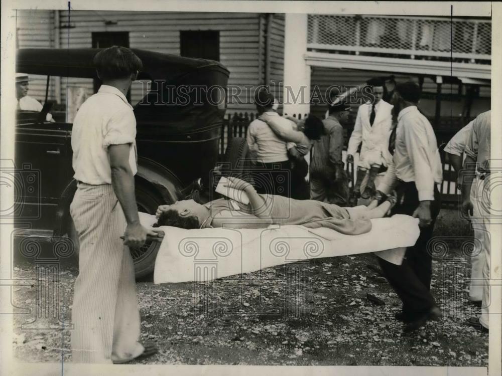 1932 Press Photo Victim being carried away by ambulance food poisoning - Historic Images