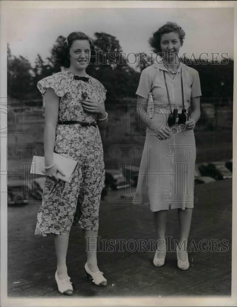 1937 Press Photo Phyllis and Elizabeth Harriman at Good Time Track in Goshen NY - Historic Images