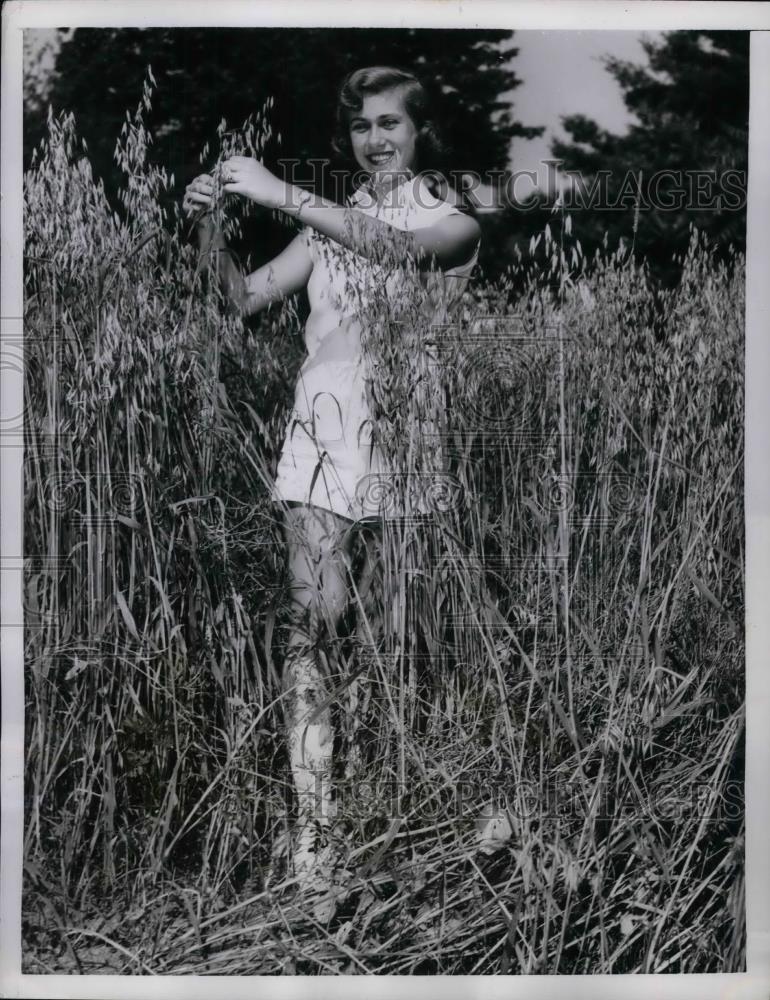 1955 Press Photo Priscilla Buinicky Showing Seven Weeks &amp; 5 Feet Of Planting - Historic Images