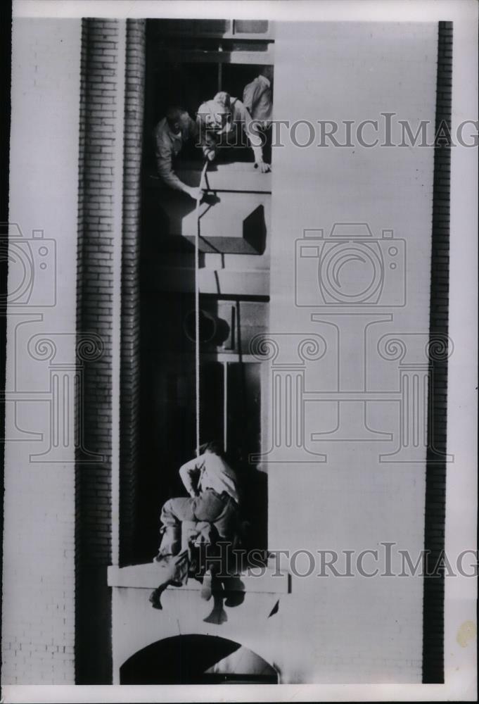 1955 Press Photo Harvey Harding fights off rescuers from a Manhattan Bldg. - Historic Images