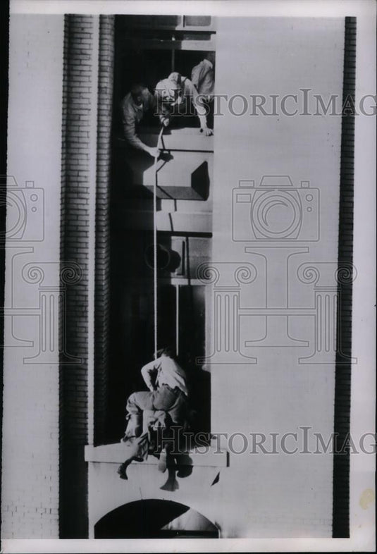 1955 Press Photo Harvey Harding fights off rescuers from a Manhattan Bldg. - Historic Images