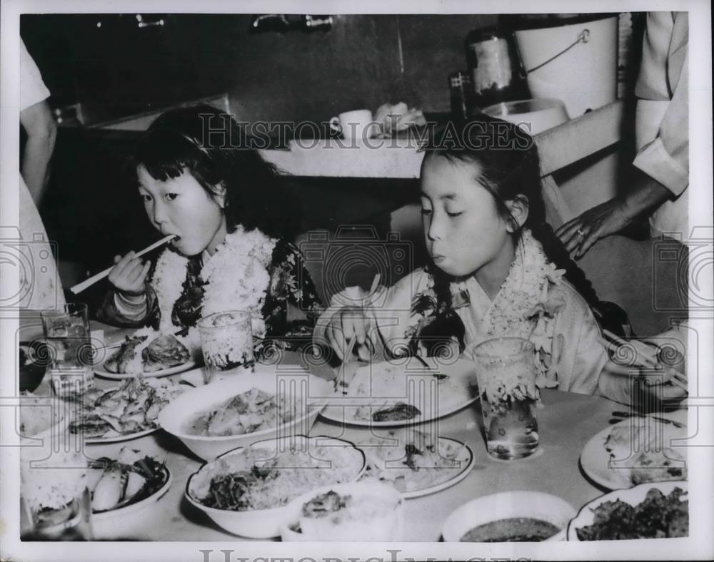 1954 Press Photo Lee Sook Young, Miss Balsam Flower, Choi Seung Jok, Chopsticks - Historic Images