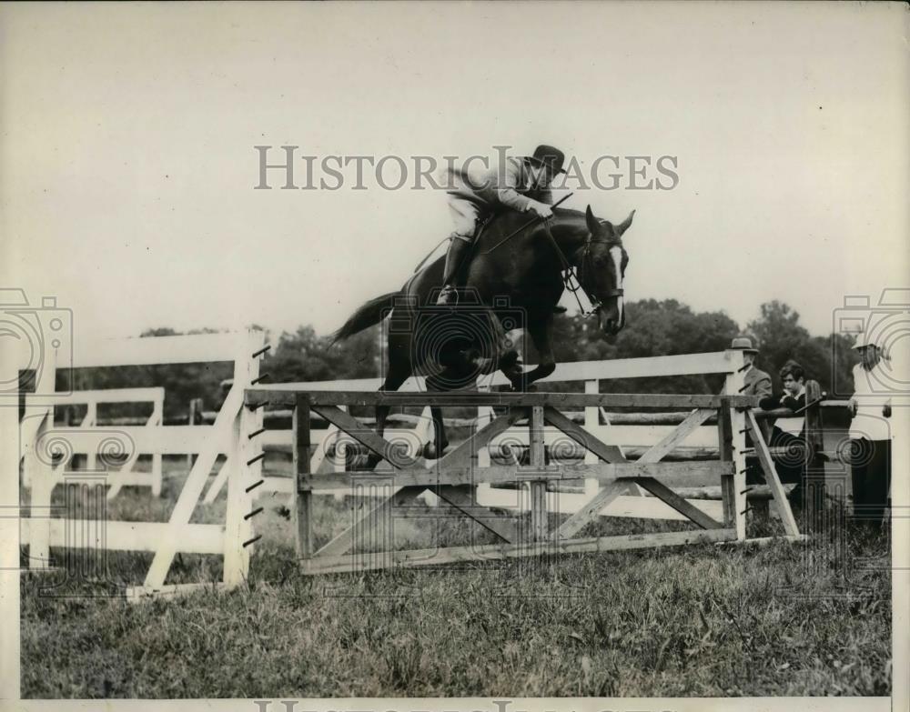 1930 Press Photo Natl Capital Horseshow, Margaret Standart on &quot;Blue Granite&quot; - Historic Images