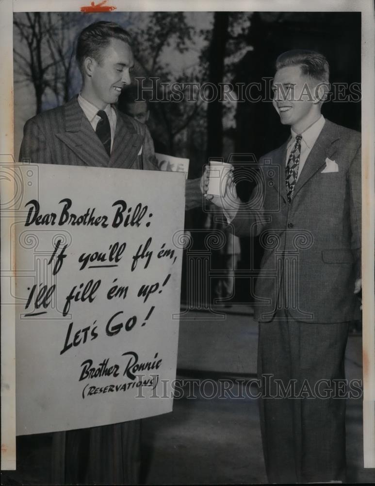 1946 Press Photo Ronnie Dixon, 25, his brother Bill, 28, TWA co-pilot, on strike - Historic Images