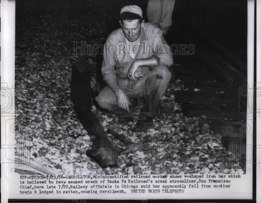 1956 Press Photo Railroad Worker shown with iron bar caused wreck of Santa Fe - Historic Images