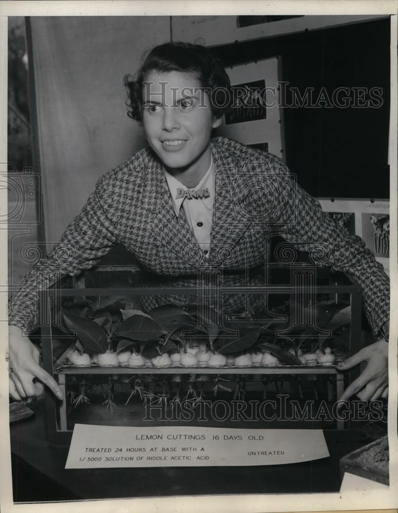 1937 Press Photo Dorothy Ann Jackson With Exhibit By Plant Physiology Division - Historic Images